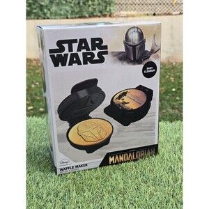 Star Wars THE MANDALORIAN WAFFLE MAKER Helmet Shaped Waffles Disney Uncanny New